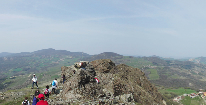 Escursione a Pietra Parcellara e Pietra Perduca in Val Trebbia in provincia di Piacenza Escursione a Pietra Parcellara e Pietra Perduca in Val Trebbia in provincia di Piacenza